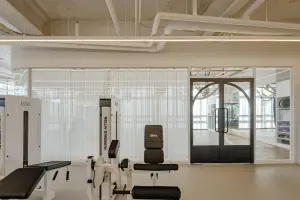 아치형 도어가 돋보이는 모던 인더스트리얼 헬스장